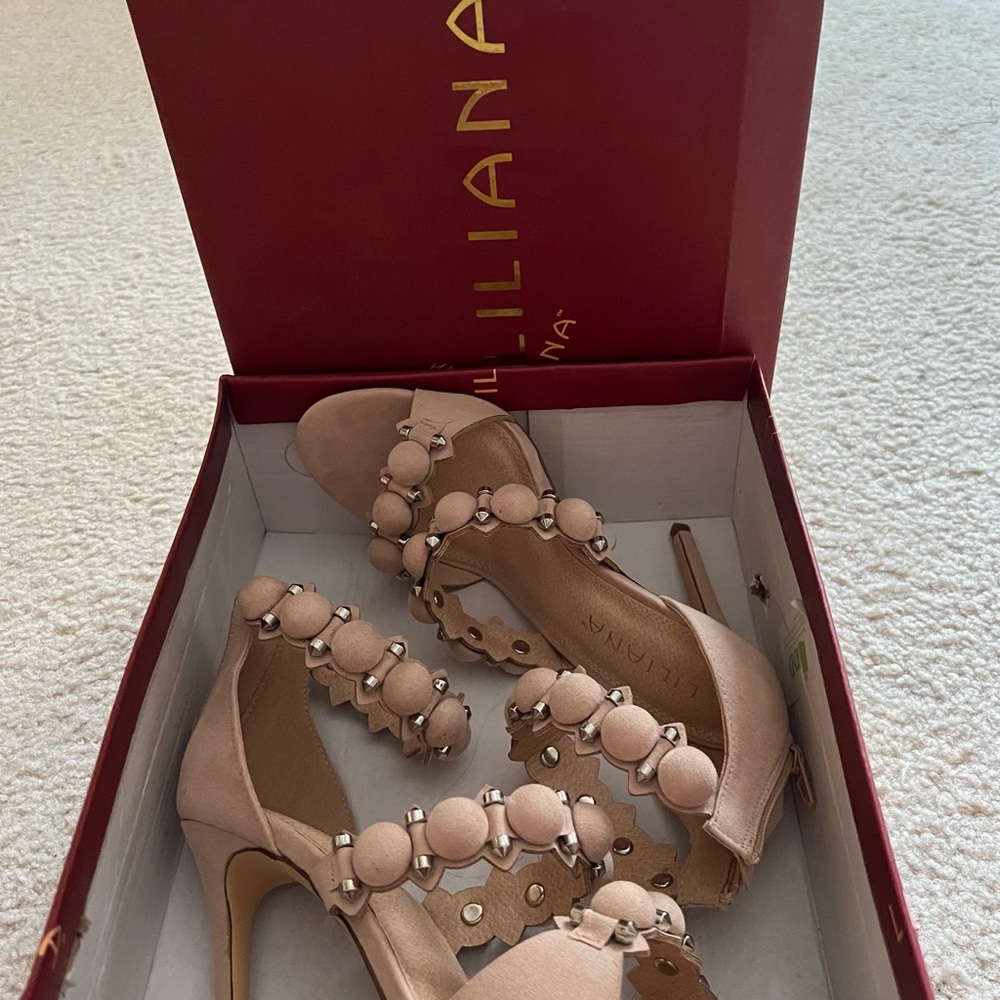 🔥♥️NIB Nude Sandals with decorative balls & metallic rivets - Picture 13 of 15